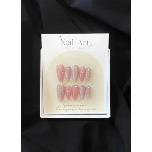 Bộ móng giả màu hồng pastel đính đá sang trọng.